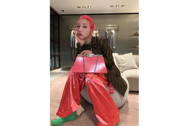 仲里依紗、ネオピンクヘアにFENDIファッション公開!「ダントツかわいい」 画像