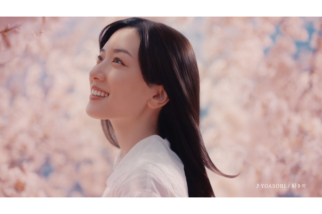 永野芽郁、桜を背景に美しい“絹髪”披露！ 画像