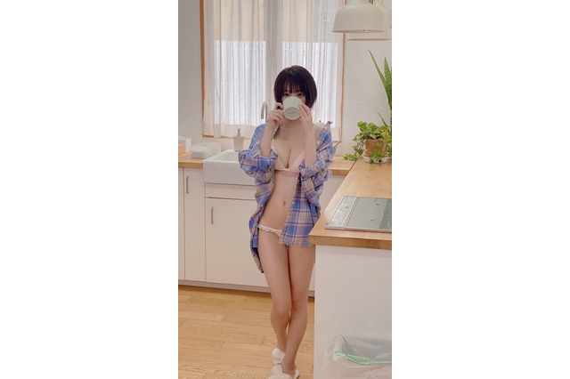 えなこ、キッチンでセクシーに！シャツ×ランジェリーの魅惑カット 画像