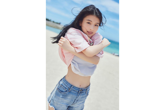 出口夏希、1st写真集で見せる等身大の魅力!天真爛漫な素顔やヘルシー美脚も 画像