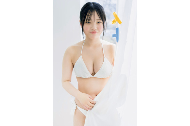 現役女子高生の新人グラドル・鈴原すず、初々しい白ビキニ姿を披露 画像