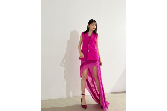 久間田琳加、美脚目を引くショッキングピンクコーデを着こなし！ 画像