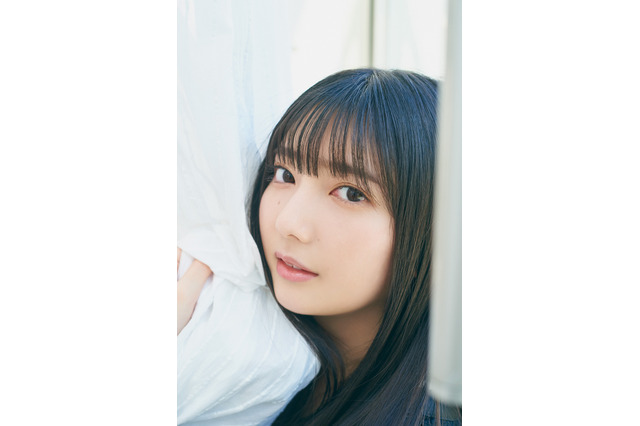 日向坂46 四期生・竹内希来、黒ワンピで17歳と思えない大人の表情魅せる! 画像