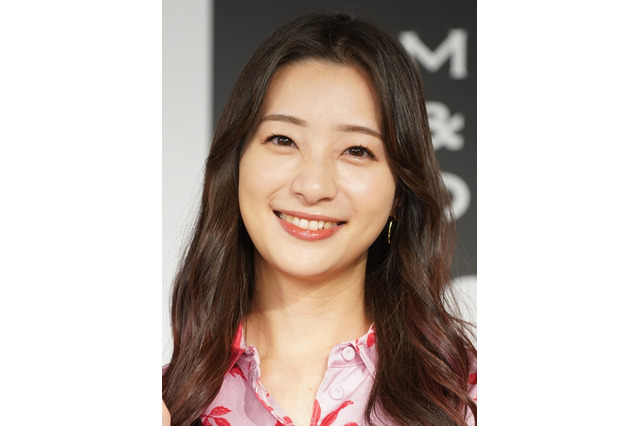 足立梨花、ニットワンピのエチエチ写真公開!美尻にも注目 画像