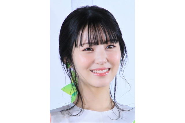 浜辺美波の『らんまん』隠し撮りショット！楽屋に入るなり爆睡！？ 画像