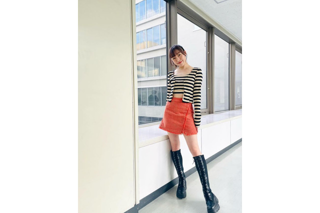 須田亜香里、森高千里リスペクトのミニスカ美脚ショット公開 画像