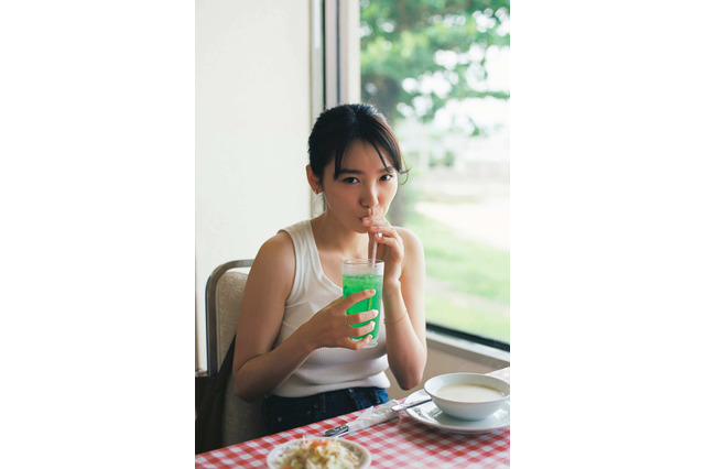 飯豊まりえ、デビュー15周年記念写真集！企画立案からすべて本人プロデュース 画像