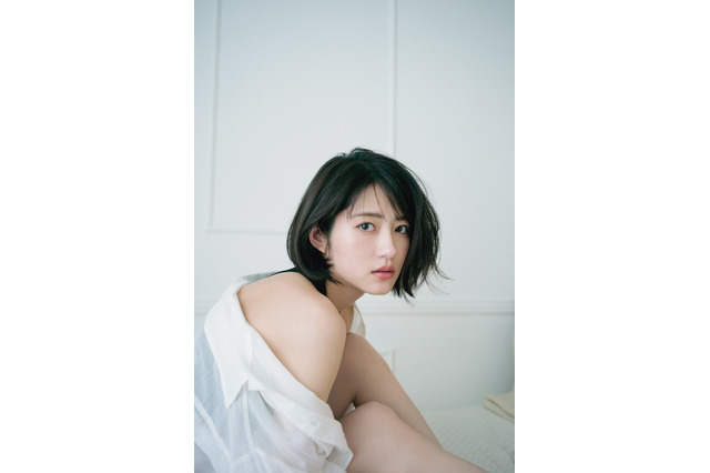 若月佑美、初フォトエッセイ発売日に美肌露出の厳選カットが公開に! 画像