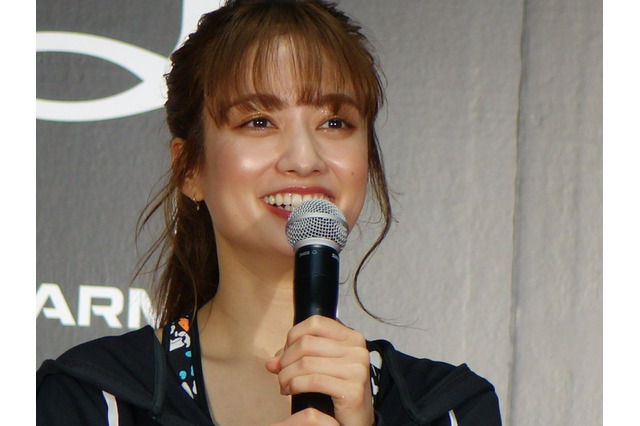 谷まりあ、カンヌで映えた真紅ドレス！『イッテQ』で“正装”出川哲郎とツーショットも 画像