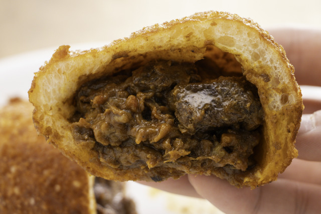 今年もカレーパングランプリ金賞獲得!ピカソ「牛肉ゴロゴロカレーパン」が期間限定20%オフに 画像