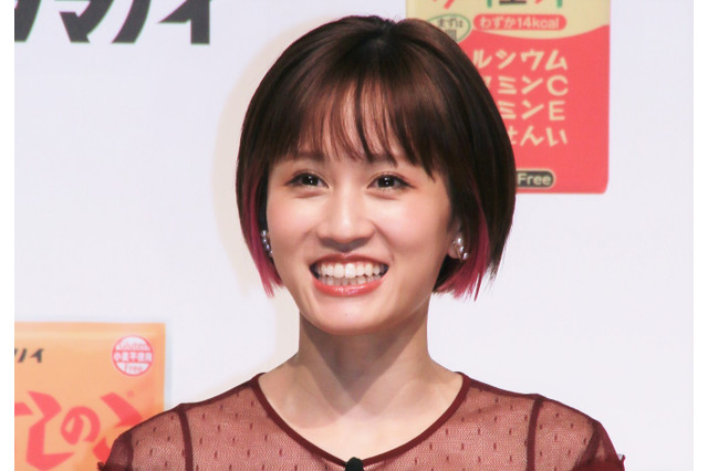 「あの頃こんなにミニスカートで細かったのか！」前田敦子、AKB48大衣装展で当時を懐かしむ 画像