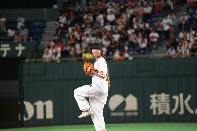 女子スケートボーダー・赤間凛音、始球式でノーバウンド投球披露 画像