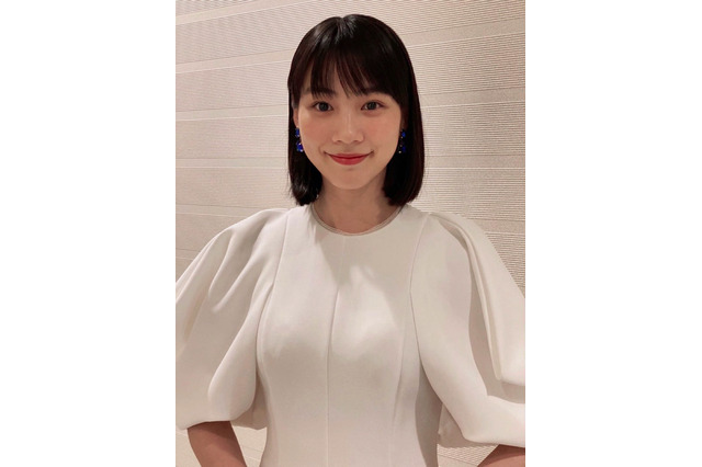 のん、白いドレス姿公開!ファン歓喜「白雪姫のんちゃん」「爽やか」 画像