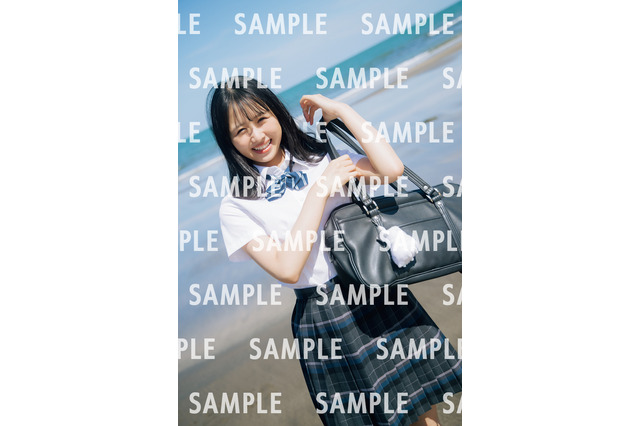 ⽇向坂46・上村ひなの、1st写真集の特典ポストカードより海辺での爽やかな制服カット解禁！ 画像