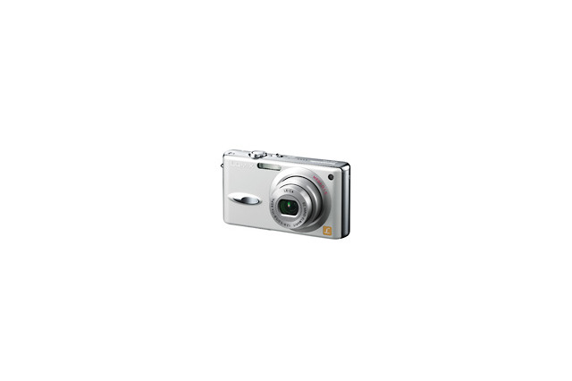 松下、手ブレ補正搭載の500万画素デジカメ「LUMIX DMC-FX8」 バッテリー寿命が「FX7」比2.5倍 画像