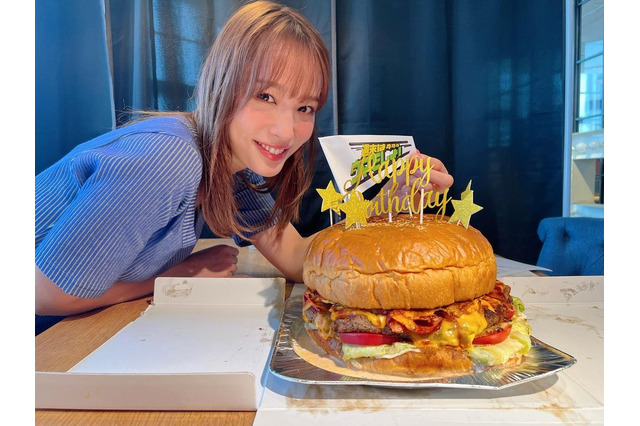 神部美咲、どでかハンバーガーで29歳誕生日お祝い 画像