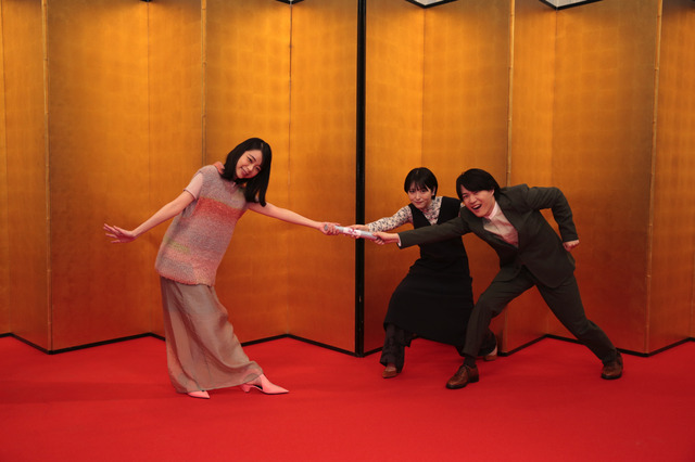 浜辺美波、次の朝ドラ『ブギウギ』趣里と綱引き！？爆笑バトンタッチセレモニー動画公開 画像
