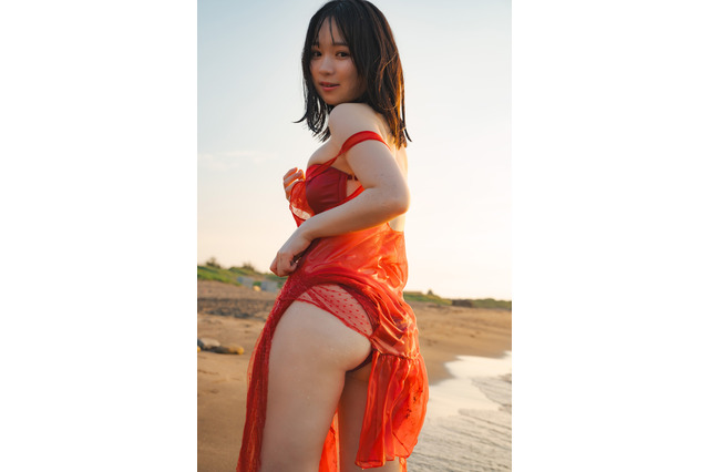 池本しおり、12月1日1st写真集発売!ヒップライン露わな大胆ポーズも 画像