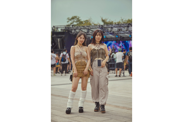「ULTRA JAPAN 2023」ファッションスナップ 肌見せコーデやモノトーンのシンプルコーデなど 画像