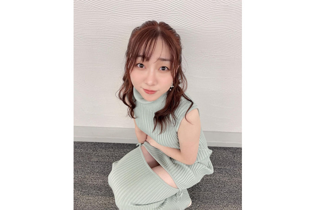 須田亜香里、体にぴったりのニットワンピで太ももチラリ！ 画像