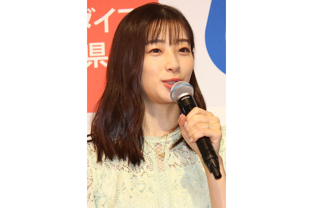 足立梨花、前撮りウェディングドレス姿に反響！「メッチャ綺麗」「笑顔が最高」 画像