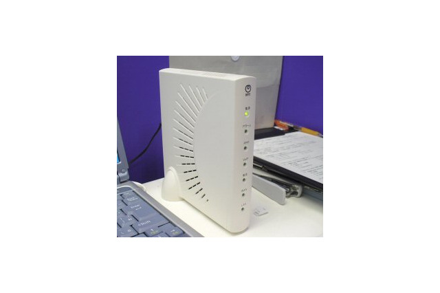 [ビジネスシヨウ2003]ADSLモデム＋IP電話アダプタにスプリッタを内蔵しない理由。IP電話をアピールするNTT東日本 画像