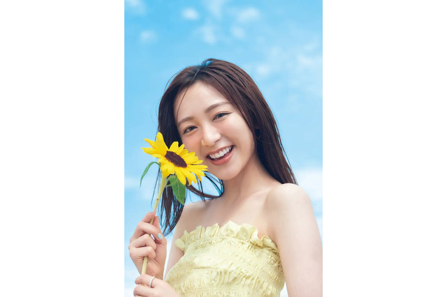 フジアナウンサー・佐久間みなみ、ワンピース姿で整ったデコルテを披露！『FLASH』にカレンダーの先行カットも 画像