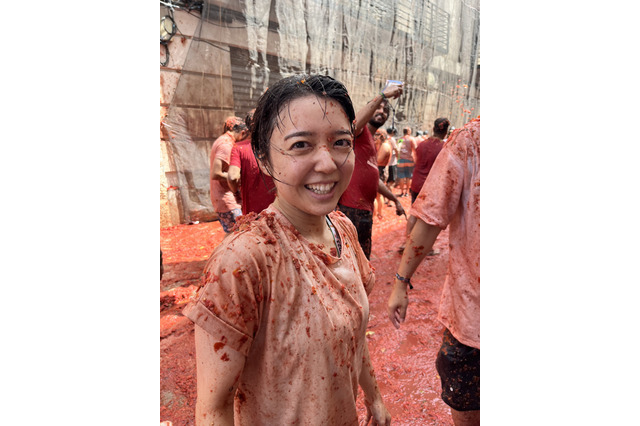 上白石萌音、スペインの奇祭「トマト祭り」にまさかの参戦！「普通にケンカでした！」 画像