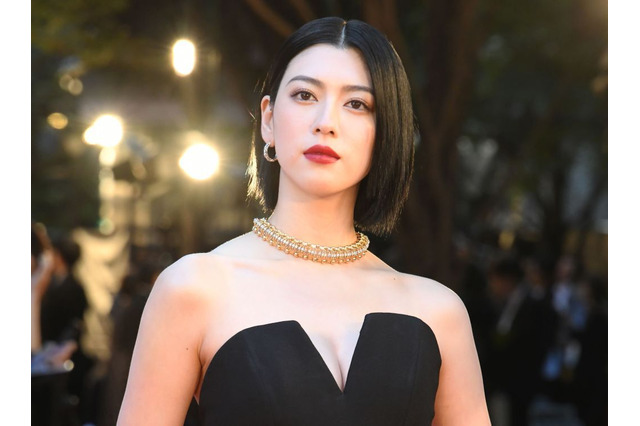 三吉彩花、胸元パックリなセクシードレス！東京国際映画祭に登場 画像