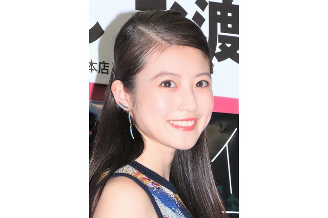 今田美桜、ミニワンピース姿で美脚際立つショットを公開！「第19回クラリーノ美脚大賞2023」受賞 画像