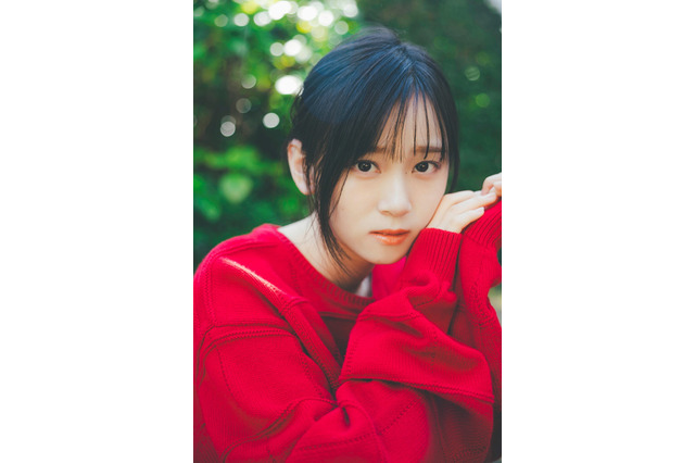 櫻坂46・山下瞳月、初のソロ表紙！グラビアでは多彩な表情も 画像