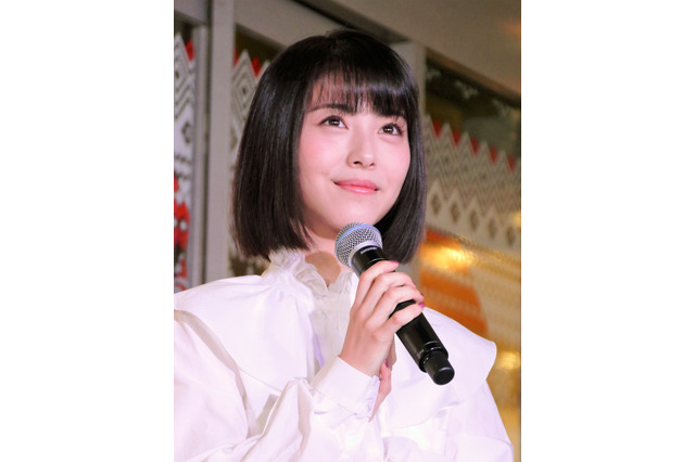 浜辺美波、『ゴジラ』撮影秘話「1両分の電車を作ってくださって…」 画像