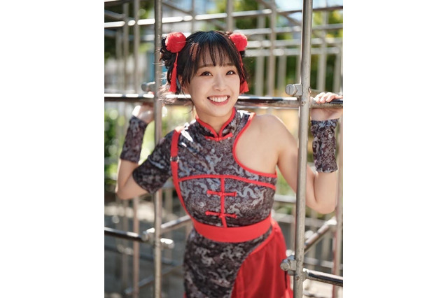 加藤夕夏、チャイナドレスのコスプレ披露！ナイスバディに美脚ちらり 画像