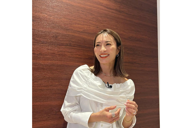 再婚の新山千春、オフショルダーブラウス＆スラっとパンツコーデで幸せオーラ溢れる姿披露 画像