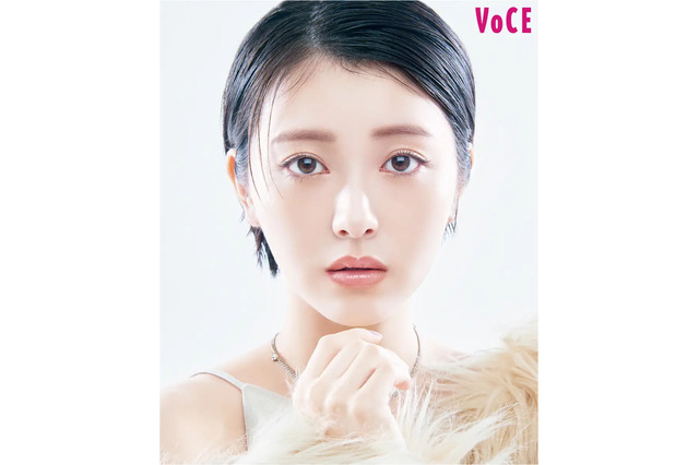 浜辺美波、バッサリ切ったショートカットで『VOCE』2パターンの表紙に登場 画像