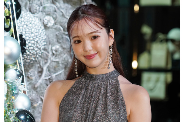 藤田ニコル、ドルチェのラメ入りドレスで搭乗！結婚後初のクリスマスに期待！ 画像