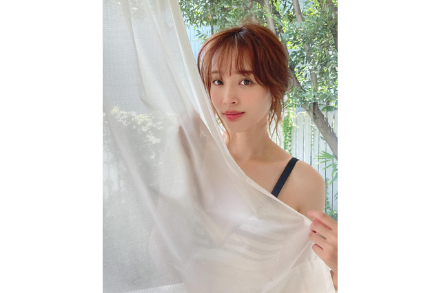 神部美咲、カレンダーオフショ再び！美ボディ際立つストライプビキニ 画像