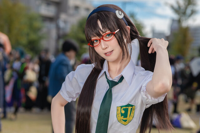 絶対領域に釘付け!メガネと制服がバッチリきまった真希波・マリ・イラストリアス【写真8枚】 画像