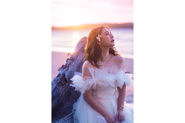 村重杏奈、ウエディングドレス姿披露！結婚観＆恋愛観も明かす 画像