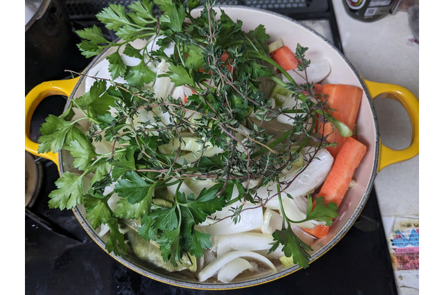 【コストコ】年末年始に食べたい新商品4つを実食！骨付き豚肉、鶏1羽まるごと入り豪快スープも！ 画像