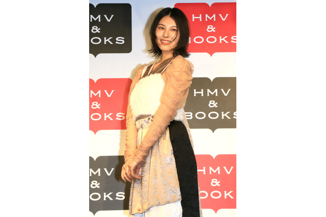 相楽伊織、公式チャンネルでグラビア撮影の様子を公開! 画像