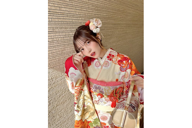 黒嵜菜々子、成人式の振袖姿を披露 画像