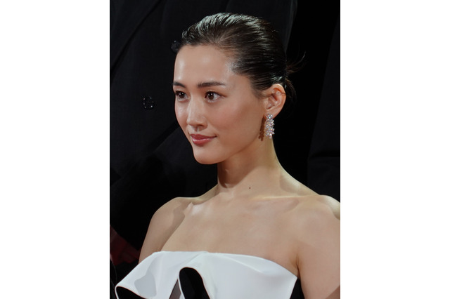 綾瀬はるかがワンピースタイプの水着姿を披露！ハワイで撮影したグラビアカット公開 画像