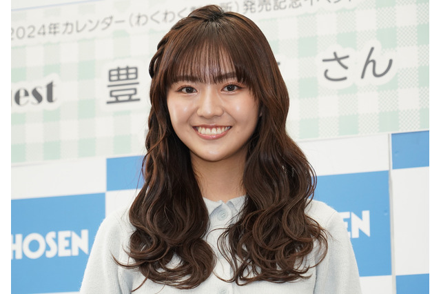 豊田ルナ、新作カレンダーのお気に入りは白のワンピース水着「懐かしい気持ちになれて」 画像