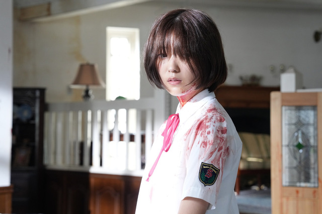 WOWOWドラマ『坂の上の赤い屋根』に工藤美桜、出演決定! 血まみれの制服ビジュアルも解禁 画像