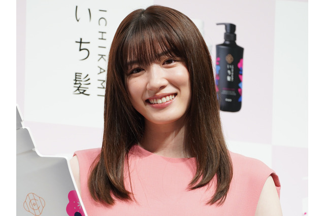 永野芽郁、制服姿で卒業証書片手にニッコリ…『君ここ』オフショットが天使すぎる! 画像