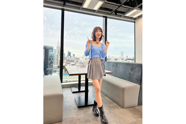 工藤美桜、ミニスカ×ブルーコーデで太もも美脚を大胆露出！1.4万件以上のいいねが殺到 画像