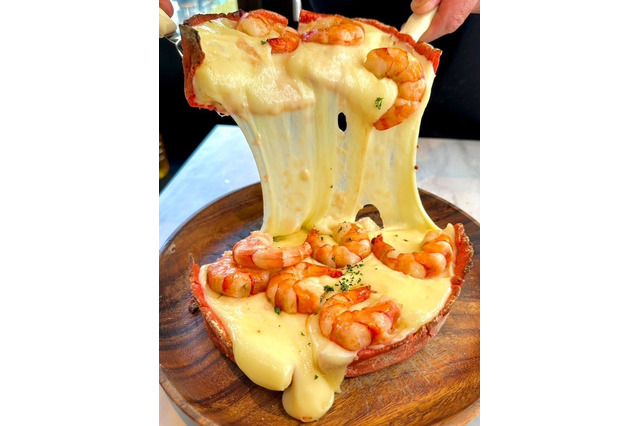 “映える”と話題！新宿Ark loungeに限定「海老のシカゴピザ」登場 画像
