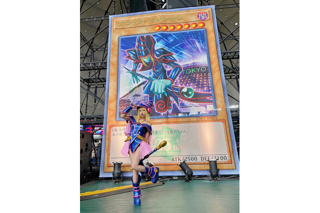 えなこ、『遊戯王』25周年イベントで“ブラック・マジシャン・ガール”に! いいね3万近くの大反響 画像