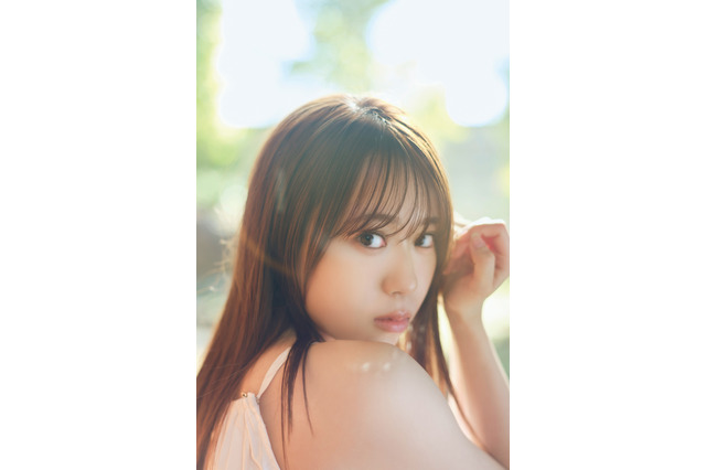 『ラブライブ！』声優・伊達さゆり、“美肩”覗かせて色っぽい表情…『FALSH』初登場で初表紙を飾る 画像